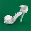 Højhælet dekorations sko med pynt. Evt. til ophængning m.m. Hvid. Længde ca. 8 cm. H. Ca. 9 cm.